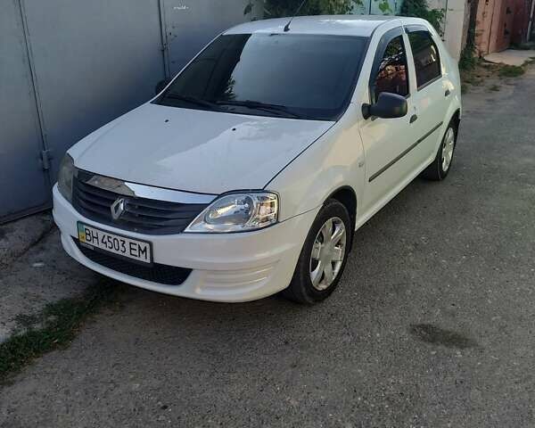 Білий Рено Логан, об'ємом двигуна 1.39 л та пробігом 400 тис. км за 4100 $, фото 1 на Automoto.ua