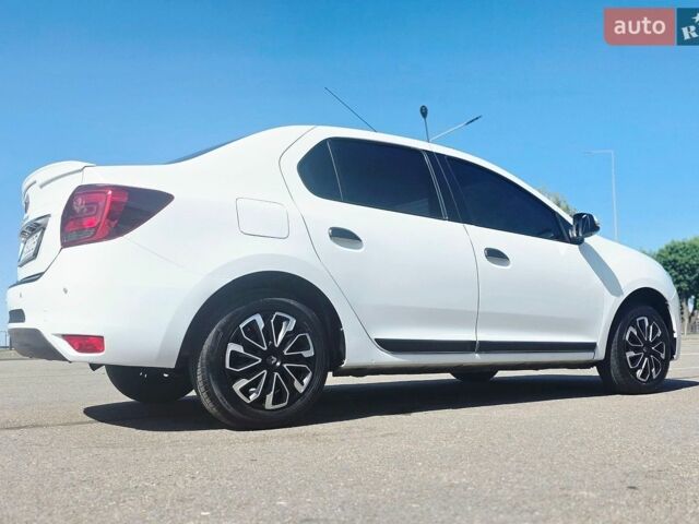 Білий Рено Логан, об'ємом двигуна 1.2 л та пробігом 181 тис. км за 6550 $, фото 1 на Automoto.ua