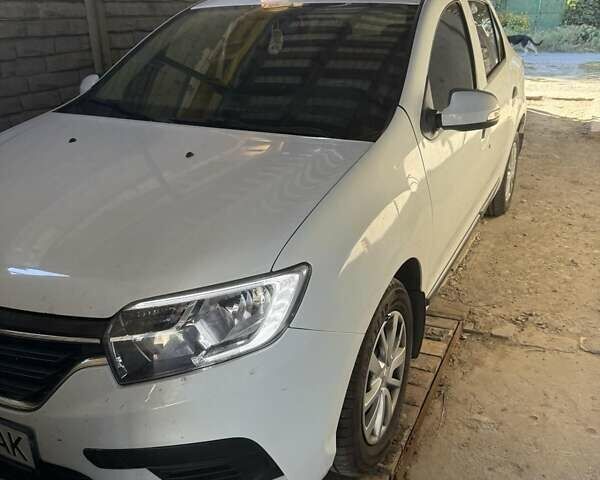 Белый Рено Логан, объемом двигателя 1 л и пробегом 97 тыс. км за 7500 $, фото 1 на Automoto.ua