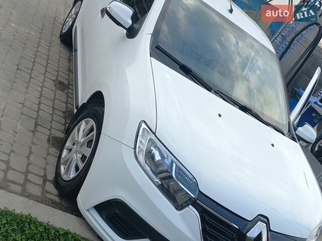 Белый Рено Логан, объемом двигателя 1 л и пробегом 250 тыс. км за 5500 $, фото 1 на Automoto.ua