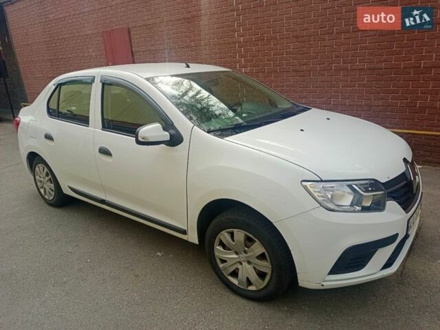 Белый Рено Логан, объемом двигателя 1 л и пробегом 218 тыс. км за 4600 $, фото 1 на Automoto.ua