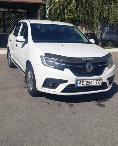 Белый Рено Логан, объемом двигателя 1 л и пробегом 179 тыс. км за 6300 $, фото 1 на Automoto.ua