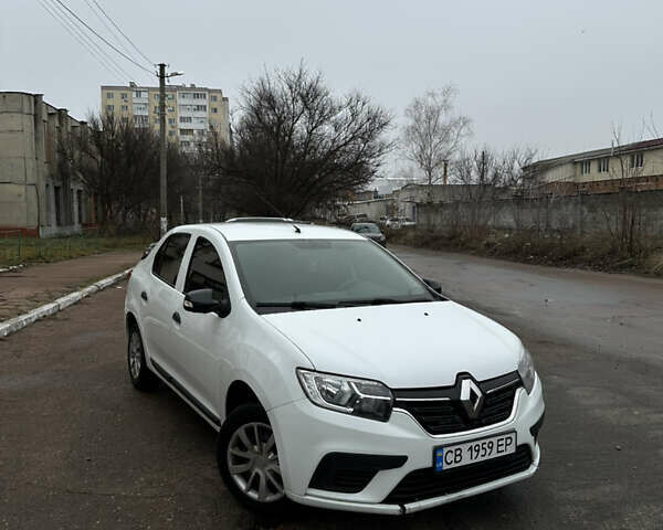 Белый Рено Логан, объемом двигателя 1 л и пробегом 135 тыс. км за 5500 $, фото 1 на Automoto.ua