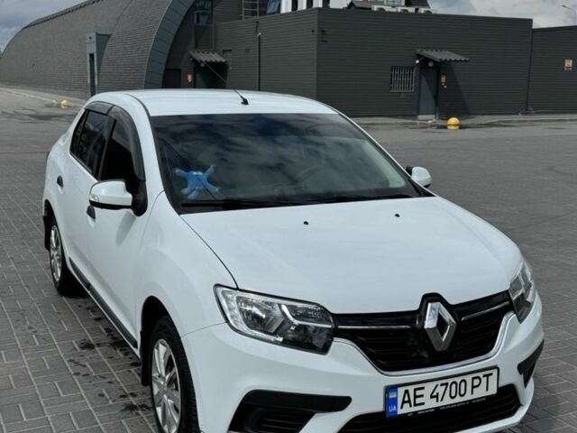 Белый Рено Логан, объемом двигателя 1 л и пробегом 202 тыс. км за 5700 $, фото 1 на Automoto.ua