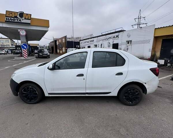 Белый Рено Логан, объемом двигателя 1 л и пробегом 249 тыс. км за 3400 $, фото 1 на Automoto.ua