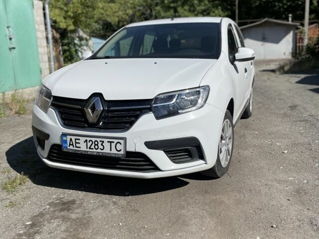 Белый Рено Логан, объемом двигателя 1 л и пробегом 250 тыс. км за 5200 $, фото 1 на Automoto.ua