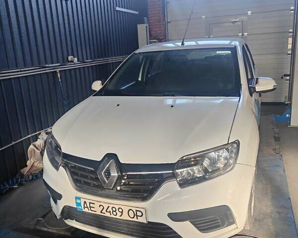 Белый Рено Логан, объемом двигателя 1 л и пробегом 331 тыс. км за 3200 $, фото 1 на Automoto.ua