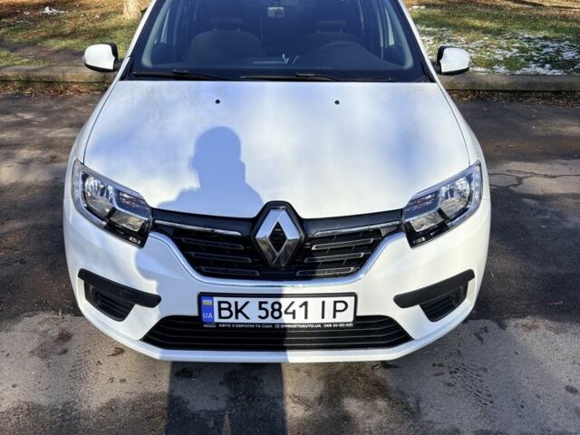 Белый Рено Логан, объемом двигателя 1 л и пробегом 135 тыс. км за 6014 $, фото 1 на Automoto.ua