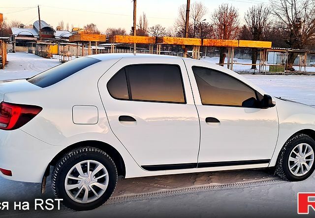 Белый Рено Логан, объемом двигателя 1.5 л и пробегом 6300 тыс. км за 7800 $, фото 1 на Automoto.ua