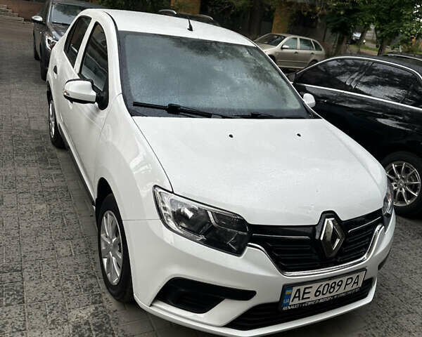 Белый Рено Логан, объемом двигателя 1 л и пробегом 55 тыс. км за 9200 $, фото 1 на Automoto.ua