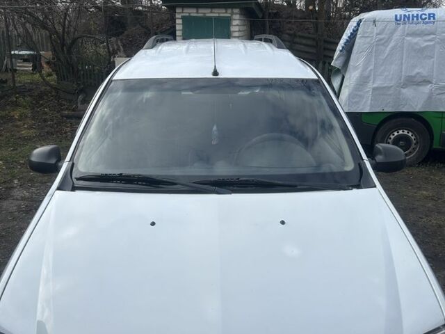 Белый Рено Логан, объемом двигателя 1.5 л и пробегом 300 тыс. км за 5500 $, фото 1 на Automoto.ua