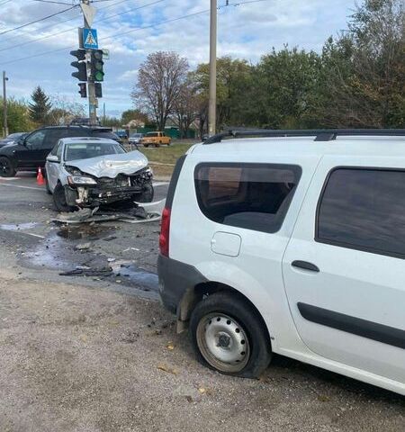 Белый Рено Логан, объемом двигателя 1.6 л и пробегом 200 тыс. км за 2000 $, фото 1 на Automoto.ua