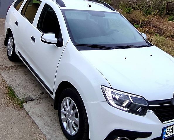 Білий Рено Логан, об'ємом двигуна 1.5 л та пробігом 52 тис. км за 10900 $, фото 1 на Automoto.ua