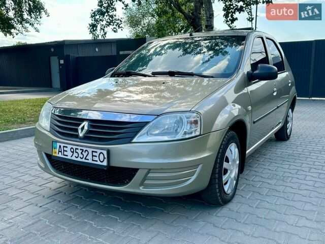 Бежевый Рено Логан, объемом двигателя 1.6 л и пробегом 175 тыс. км за 3999 $, фото 1 на Automoto.ua