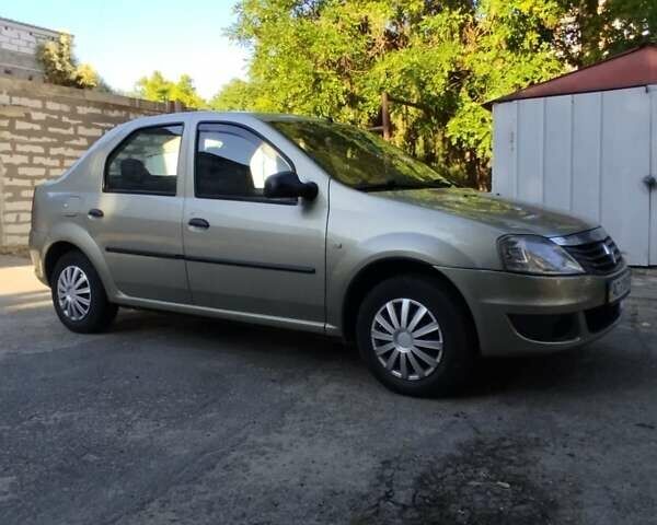 Бежевый Рено Логан, объемом двигателя 1.4 л и пробегом 241 тыс. км за 4600 $, фото 1 на Automoto.ua