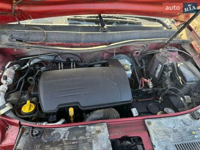 Красный Рено Логан, объемом двигателя 1.15 л и пробегом 65 тыс. км за 1300 $, фото 1 на Automoto.ua