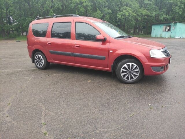 Красный Рено Логан, объемом двигателя 1.6 л и пробегом 182 тыс. км за 5999 $, фото 1 на Automoto.ua