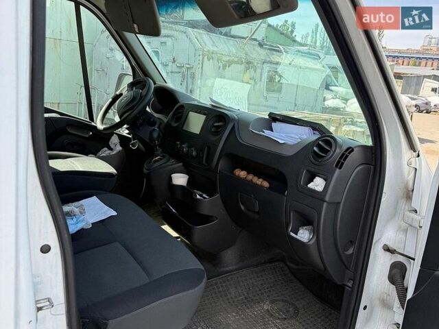 Белый Рено Мастер, объемом двигателя 2.3 л и пробегом 395 тыс. км за 14000 $, фото 1 на Automoto.ua