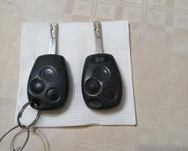 Белый Рено Мастер, объемом двигателя 2.3 л и пробегом 300 тыс. км за 15500 $, фото 1 на Automoto.ua