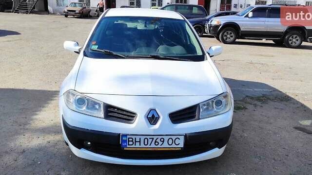 Белый Рено Меган, объемом двигателя 1.4 л и пробегом 284 тыс. км за 4000 $, фото 1 на Automoto.ua