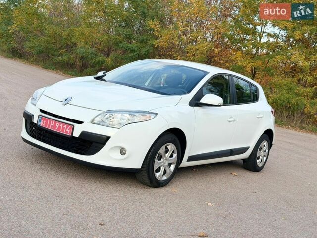 Белый Рено Меган, объемом двигателя 1.6 л и пробегом 222 тыс. км за 6499 $, фото 1 на Automoto.ua