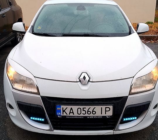 Белый Рено Меган, объемом двигателя 1.5 л и пробегом 240 тыс. км за 5500 $, фото 1 на Automoto.ua
