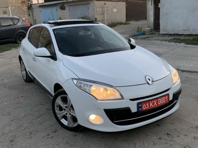Белый Рено Меган, объемом двигателя 1.6 л и пробегом 171 тыс. км за 7274 $, фото 1 на Automoto.ua