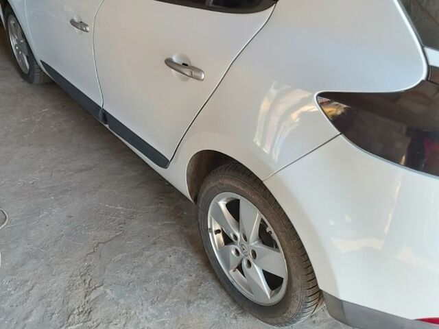 Білий Рено Меган, об'ємом двигуна 1.5 л та пробігом 201 тис. км за 6000 $, фото 1 на Automoto.ua