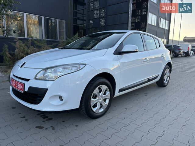Белый Рено Меган, объемом двигателя 1.6 л и пробегом 210 тыс. км за 6700 $, фото 1 на Automoto.ua