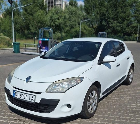 Білий Рено Меган, об'ємом двигуна 1.5 л та пробігом 320 тис. км за 5999 $, фото 1 на Automoto.ua