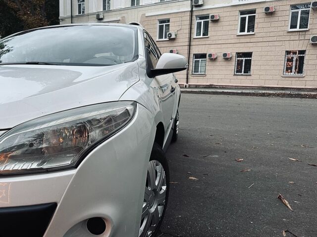 Білий Рено Меган, об'ємом двигуна 1.5 л та пробігом 296 тис. км за 5000 $, фото 1 на Automoto.ua