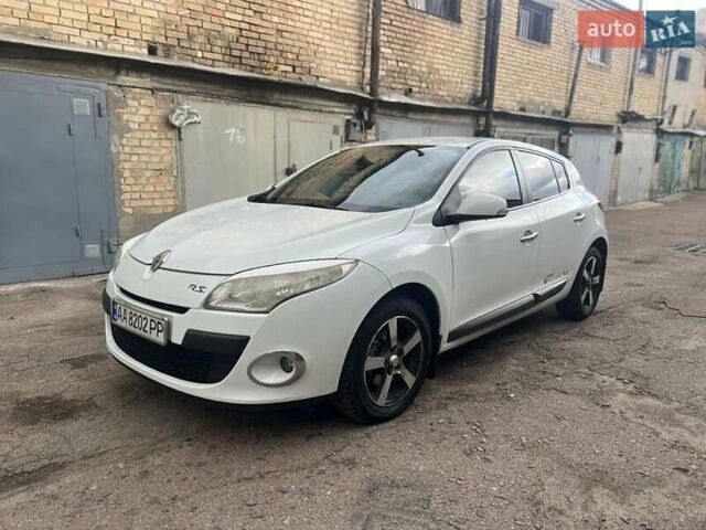 Рено Меган 2010 в Киеве на Automoto.ua Белый Рено Меган, объемом двигателя 1.6 л и пробегом 280 тыс. км за 5999 $, фото 1 на Automoto.ua