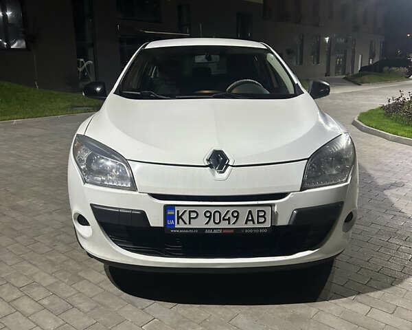 Белый Рено Меган, объемом двигателя 1.6 л и пробегом 239 тыс. км за 6999 $, фото 1 на Automoto.ua