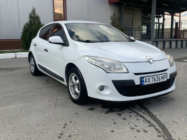 Белый Рено Меган, объемом двигателя 1.5 л и пробегом 252 тыс. км за 5200 $, фото 1 на Automoto.ua