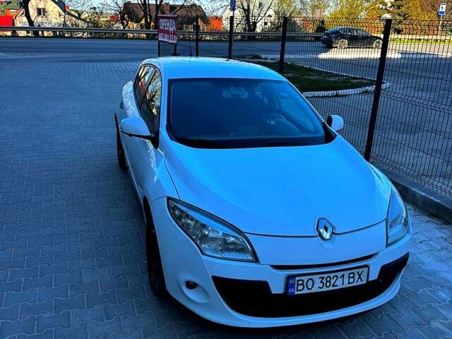 Белый Рено Меган, объемом двигателя 1.5 л и пробегом 358 тыс. км за 5100 $, фото 1 на Automoto.ua
