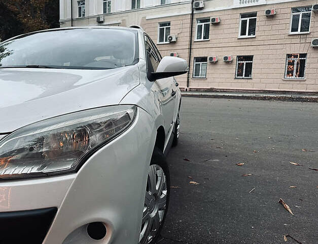 Белый Рено Меган, объемом двигателя 1.46 л и пробегом 294 тыс. км за 5800 $, фото 1 на Automoto.ua