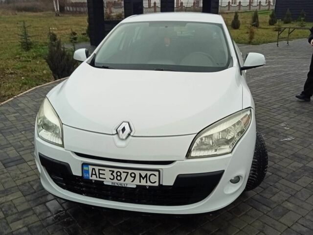 Белый Рено Меган, объемом двигателя 1.6 л и пробегом 208 тыс. км за 4850 $, фото 1 на Automoto.ua