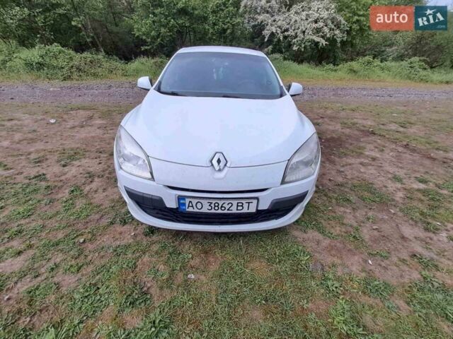 Белый Рено Меган, объемом двигателя 1.5 л и пробегом 280 тыс. км за 8100 $, фото 1 на Automoto.ua