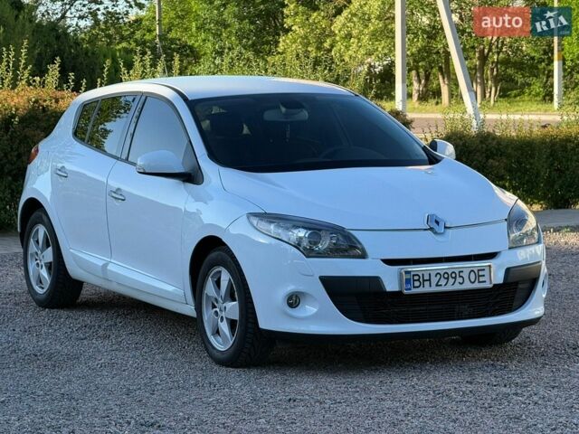 Белый Рено Меган, объемом двигателя 2 л и пробегом 160 тыс. км за 6800 $, фото 1 на Automoto.ua