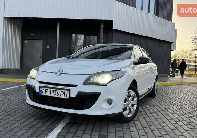 Білий Рено Меган, об'ємом двигуна 1.46 л та пробігом 250 тис. км за 7700 $, фото 1 на Automoto.ua