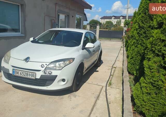 Белый Рено Меган, объемом двигателя 1.5 л и пробегом 275 тыс. км за 6500 $, фото 1 на Automoto.ua