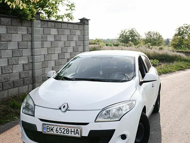 Белый Рено Меган, объемом двигателя 1.5 л и пробегом 275 тыс. км за 6000 $, фото 1 на Automoto.ua