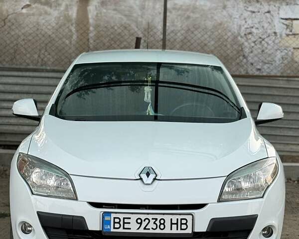 Білий Рено Меган, об'ємом двигуна 1.46 л та пробігом 241 тис. км за 7800 $, фото 1 на Automoto.ua