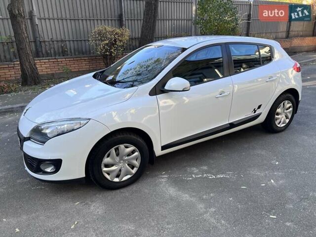 Белый Рено Меган, объемом двигателя 1.6 л и пробегом 193 тыс. км за 12100 $, фото 1 на Automoto.ua