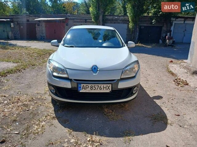 Белый Рено Меган, объемом двигателя 1.6 л и пробегом 230 тыс. км за 7500 $, фото 1 на Automoto.ua