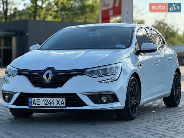 Белый Рено Меган, объемом двигателя 1.5 л и пробегом 200 тыс. км за 10500 $, фото 1 на Automoto.ua