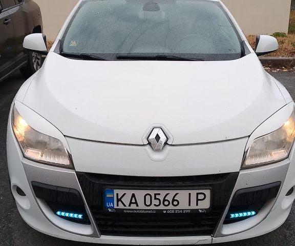Белый Рено Меган, объемом двигателя 1.5 л и пробегом 240 тыс. км за 5600 $, фото 1 на Automoto.ua