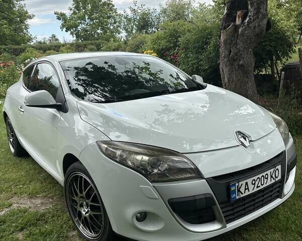 Белый Рено Меган, объемом двигателя 2 л и пробегом 144 тыс. км за 7899 $, фото 1 на Automoto.ua