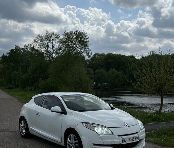 Белый Рено Меган, объемом двигателя 1.4 л и пробегом 250 тыс. км за 6600 $, фото 1 на Automoto.ua