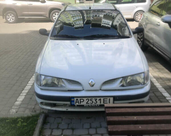 Белый Рено Меган, объемом двигателя 1.6 л и пробегом 225 тыс. км за 1100 $, фото 1 на Automoto.ua